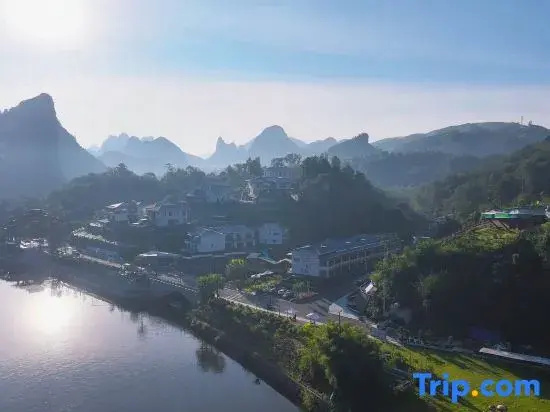 Yangshuo Fadai overhanging hot spring light luxury hotel