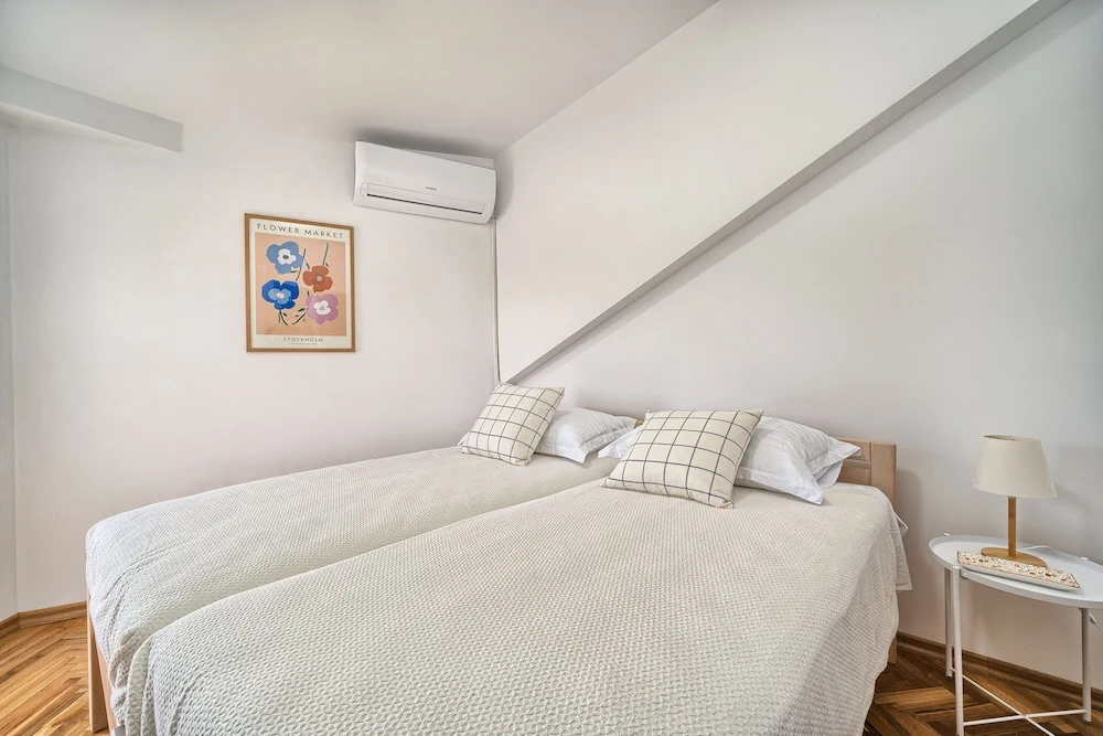 A - Luxury apt w big Balcony, 4 min Walk to Beach