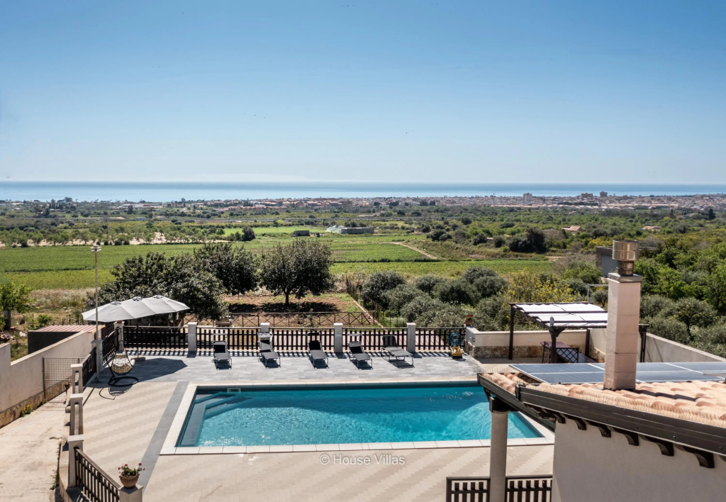 Villa Zora in Avola With 4 Bedrooms and 3 Bathrooms