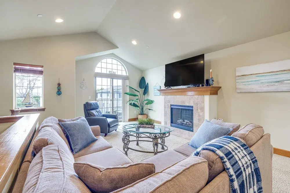 Walk to Lincoln City Beach: Townhome w/ Balconies!