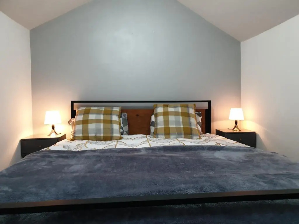 Stunning 5 bed house, 2 mins to beach and town, also free parking