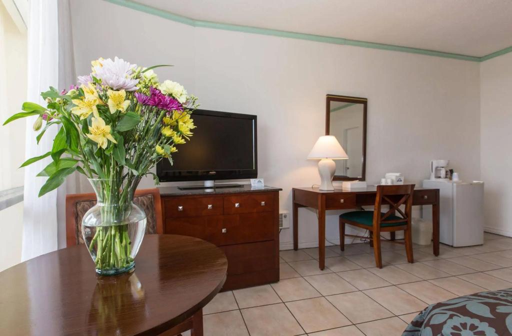 Days Hotel - Thunderbird Beach Resort