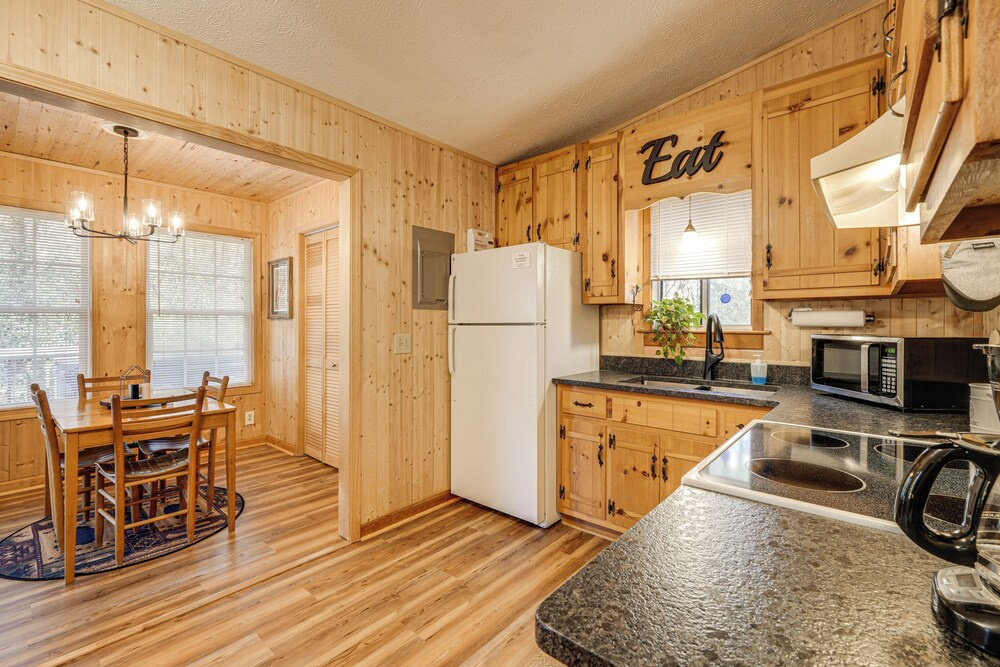 5 Mi to Helen: Woodsy Oasis w/ Hot Tub & Fire Pit