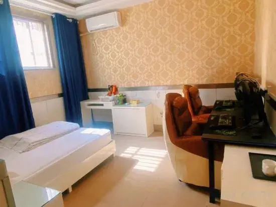 Huoqiu Longwang Palace Business Hotel