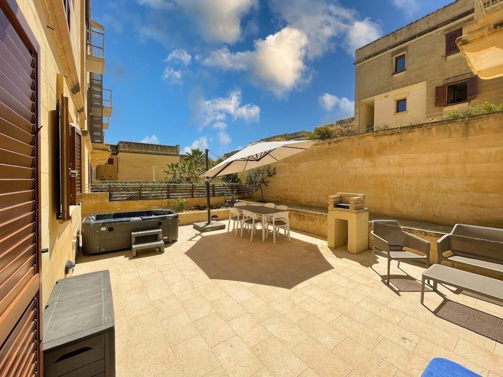 Peaceful Home With hot tub and 2 Communal Pools