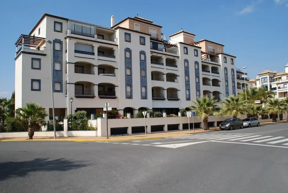 Apartment Near Shops and Sea