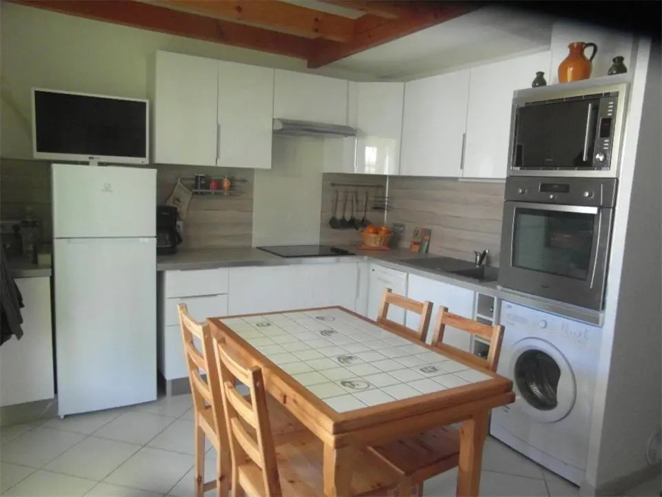 Belle villa d'angle, 6 couchages, cuisine climatisée, 3 chambres terrasse ombragée parking dans résidence sécurisée avec piscine commune, 400 m de la mer, LROND24