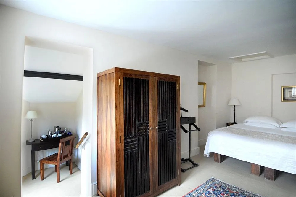 The Bath Arms Hotel