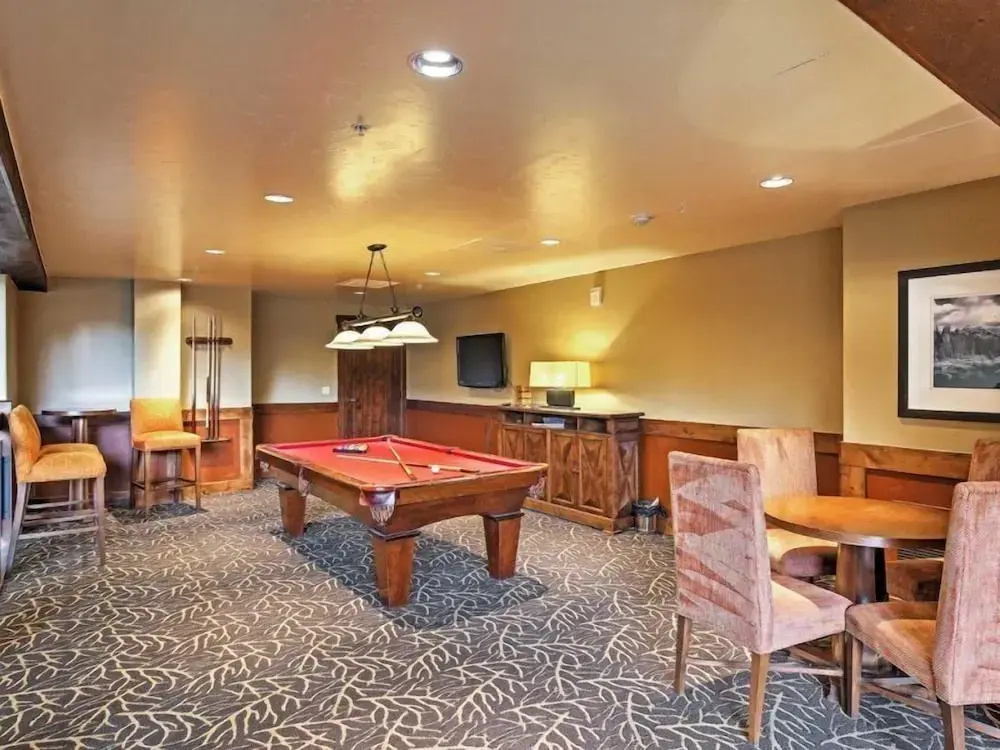 Crystal Peak Lodge 4 Bedroom Ski in, Ski out Slopeside Condo at the Base of Peak 7