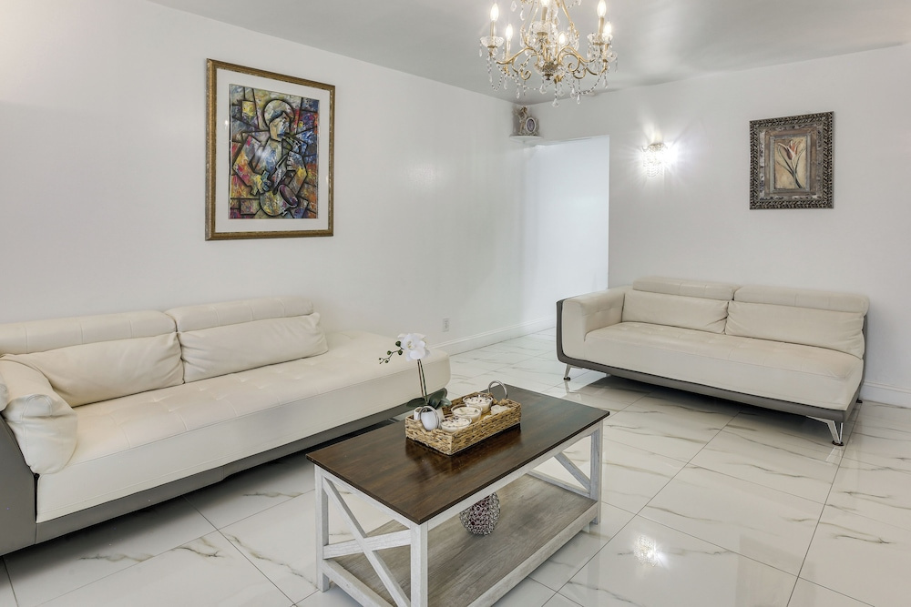 West Palm Beach Apartment 3 Mi to Shore!