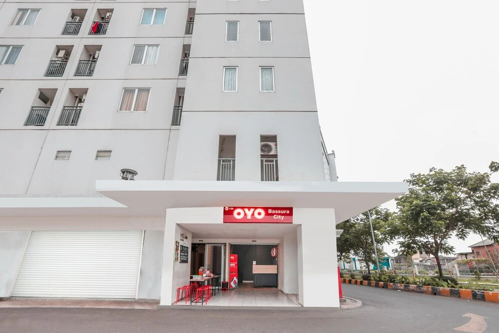 Oyo 129 Bassura City Apartment