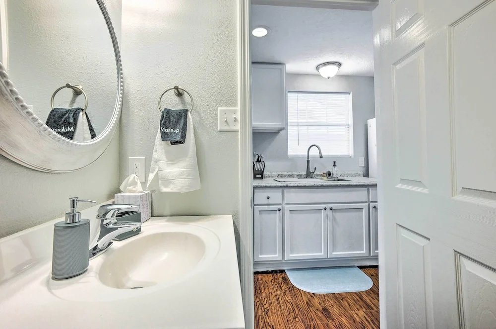 Cozy Montgomery Home: Walk to Lake Conroe!