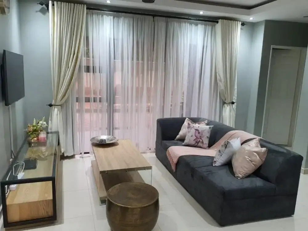 Posh 3 bedroomed guesthouse in Hillside with pool - 2039