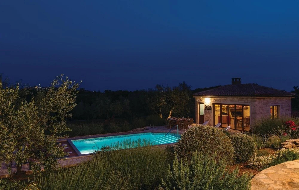 4 Bedroom Nice Home In Buje