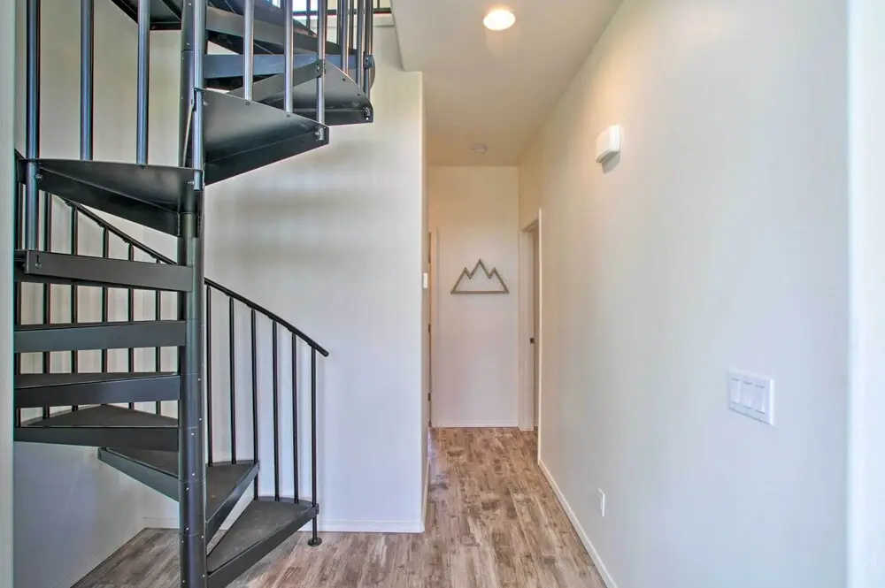 Fireplace, Mogollon Rim Views: Luxury Pine Home