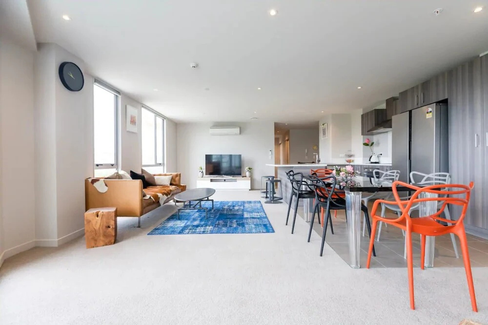 Large Four Bdr Apartment - Walk to Mall/stadium