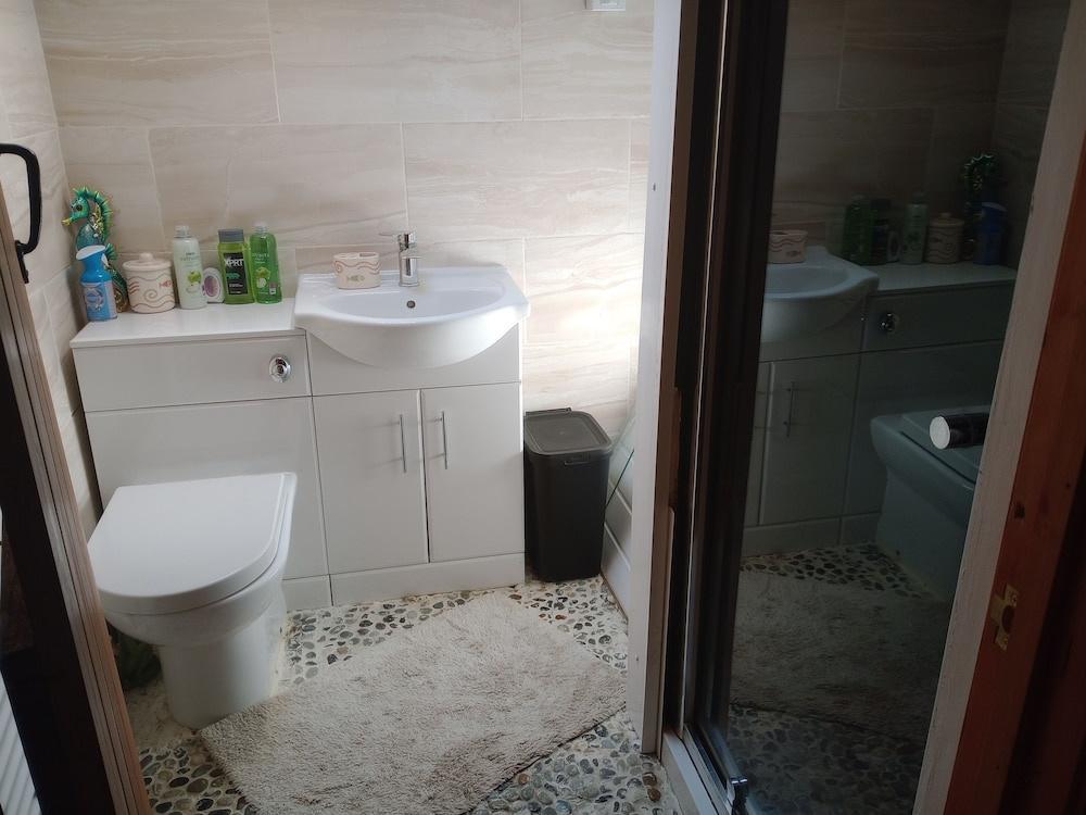 Tranquil Hillside Cottage Retreat