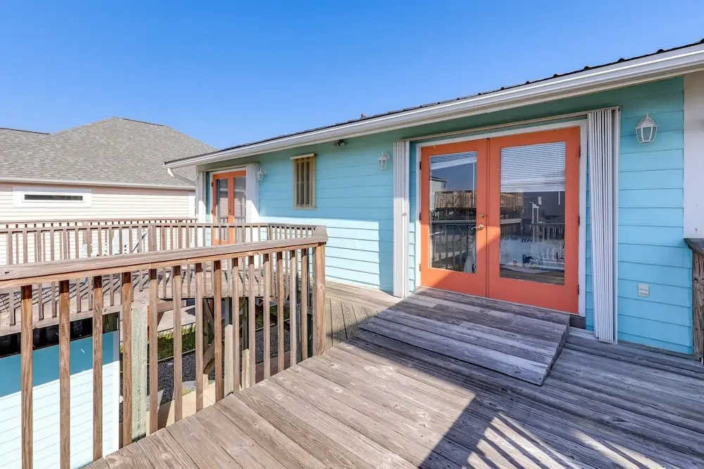 Oak Island Home w/ Covered Patio: Steps to Beach!