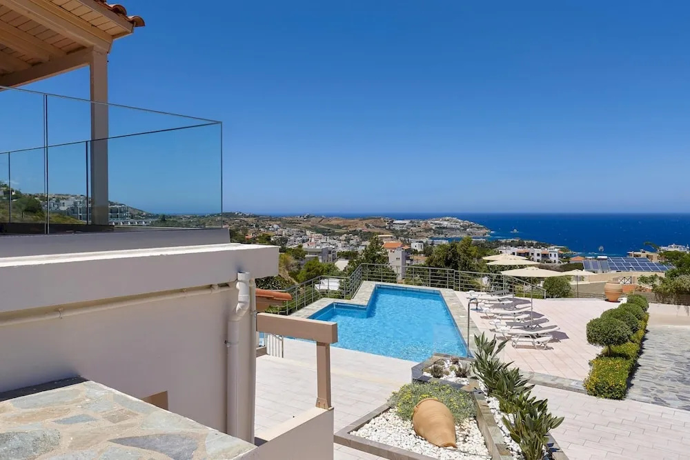 Stylish Pool Side Apartment With Stunning sea View