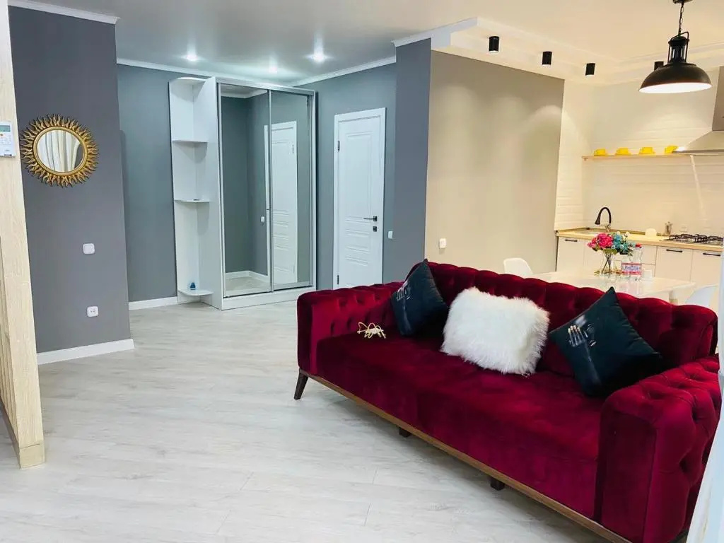LUX 6 MKR dizajnerskaja komfortnaja studija s panoramnymi dver'mi i bol'shoj lodzhiej
