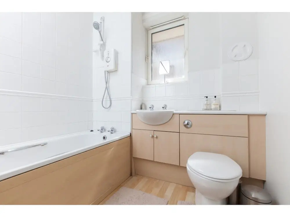 Bright, Modern 2BR Flat for 3 With Parking