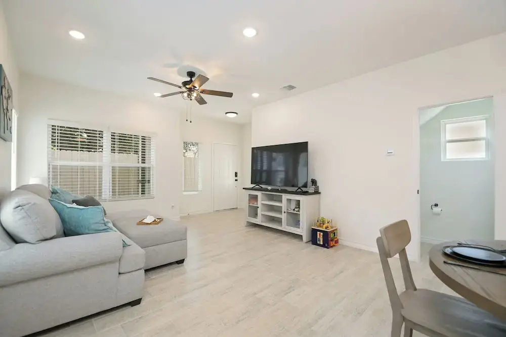 Private Townhouse: Close to Everything