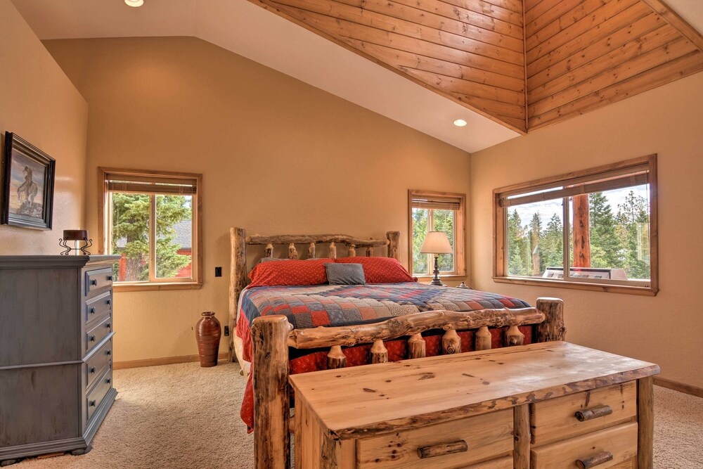Duck Creek Village Chalet with Fire Pit and Decks