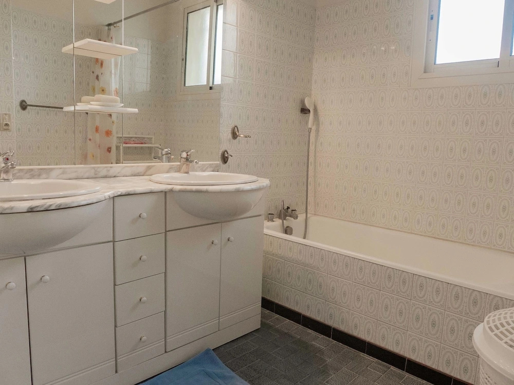 Attractive Villa in Roquemaure With Swimming Pool