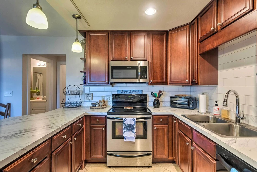 3rd-floor Riverfront Condo: Walk to Downtown Eats!