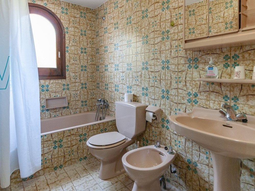 Small building with 4 apartments close to the beach