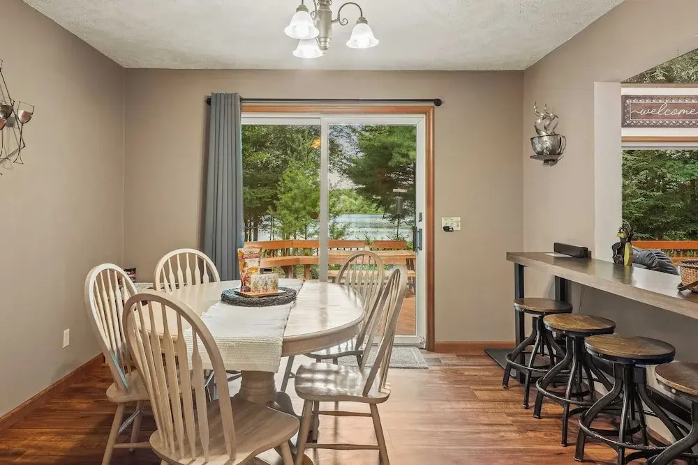 Tranquil Waterside by Avantstay Lakefront + Dock, Game Room, Views
