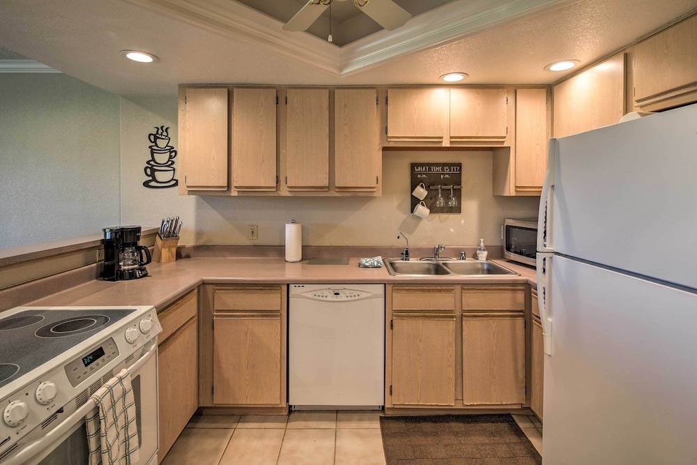 Lake Havasu Getaway w/ Golf Course & Lake Views!
