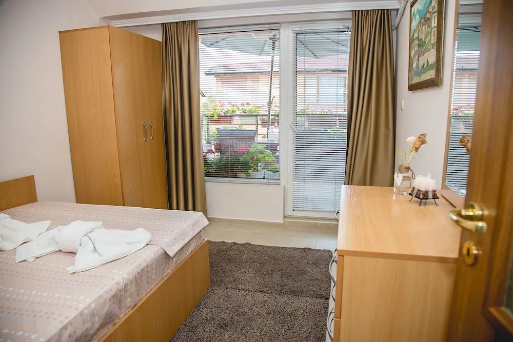 FM Deluxe 2-BDR Apartment with Parking