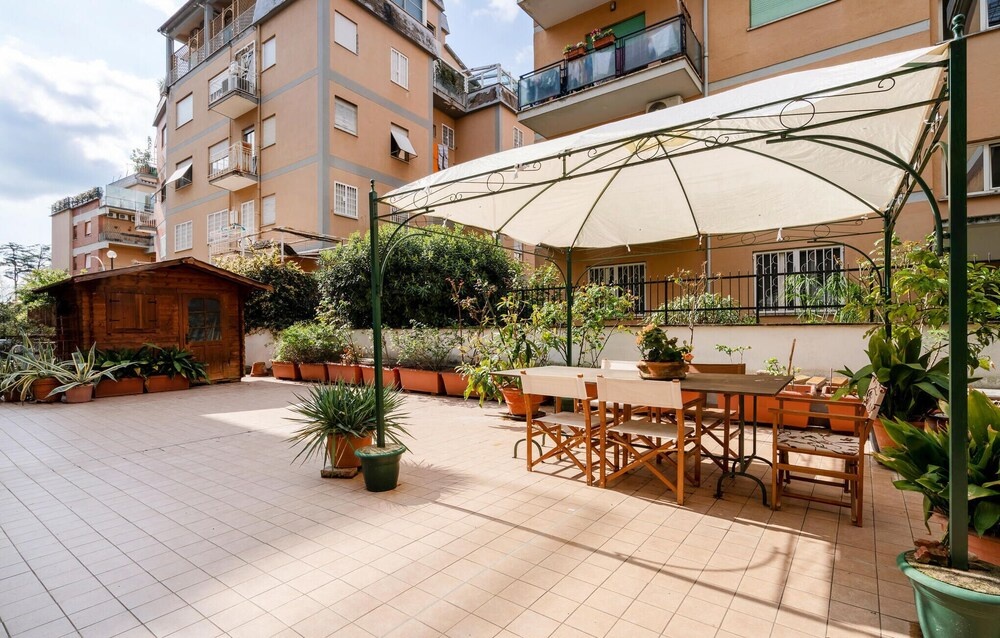 Beautiful Apartment in Roma With Wifi and 2 Bedrooms
