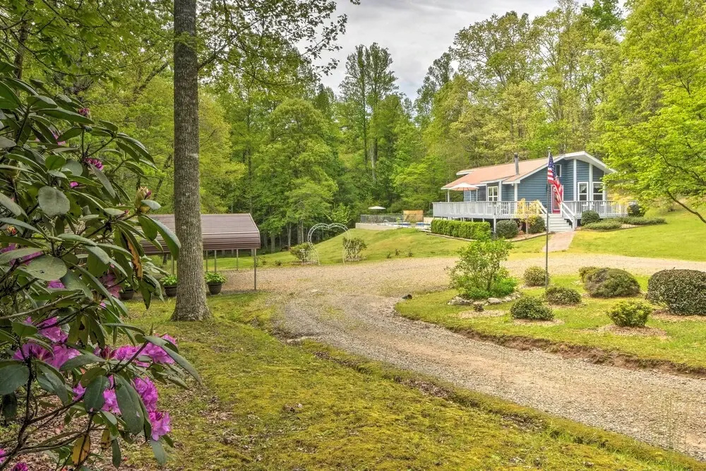 Hot Tub, Fire Pit: Family-friendly Murphy Home