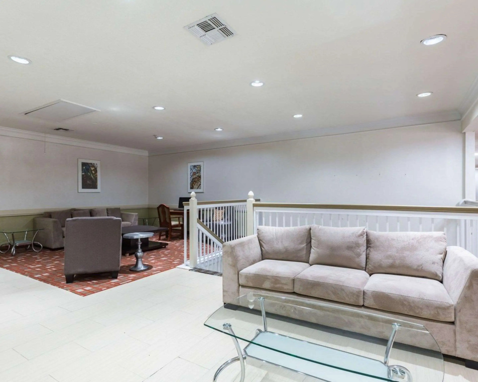 Econo Lodge Inn & Suites East Houston I-10