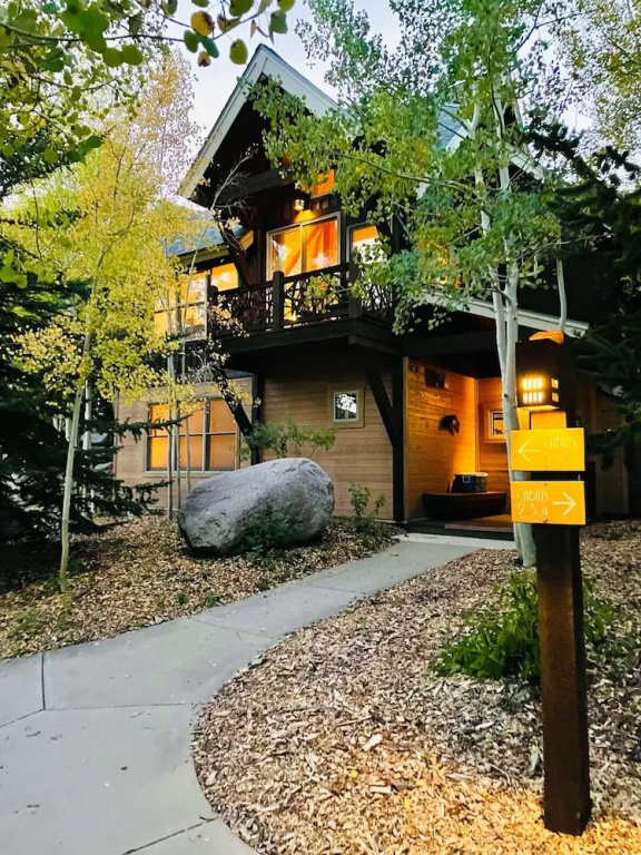 Great Location, Close To Keystone Resort, Outdoor Hot Tubs & Private Deck! 3 Bedroom Home by RedAwning