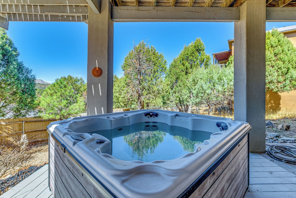 Serene Ruidoso Getaway - 16 Mi to Ski Apache!