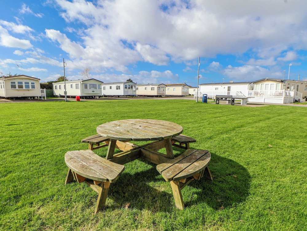 The Beachside Hideout - St Michaels and Browns Caravan Park