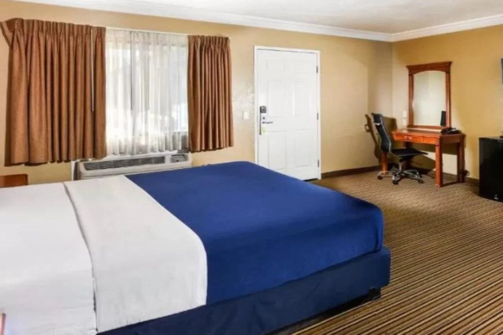 Hollywood Inn Express North