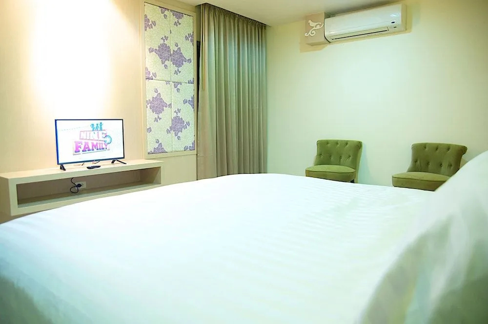 Jolly Suites and Spa Petchkasem