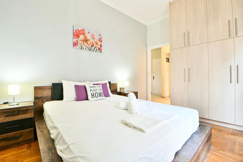 Fresh & renovated apartment next to metro station