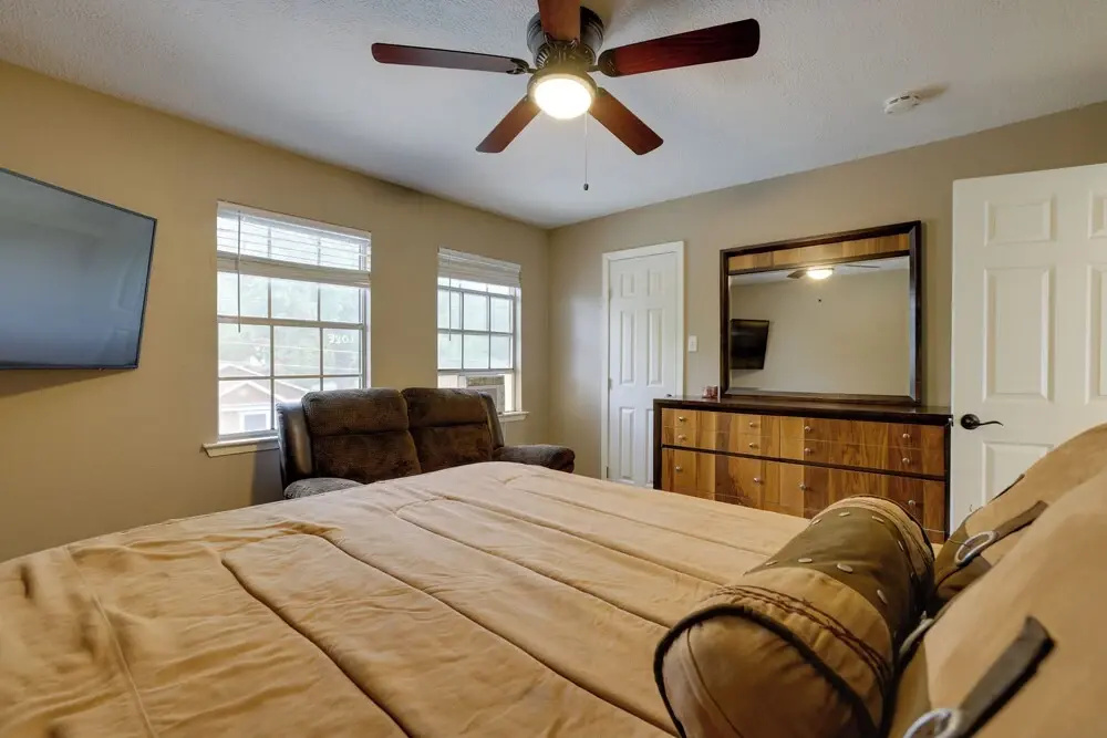 Near Airport & Interstate: Houston Area Townhome