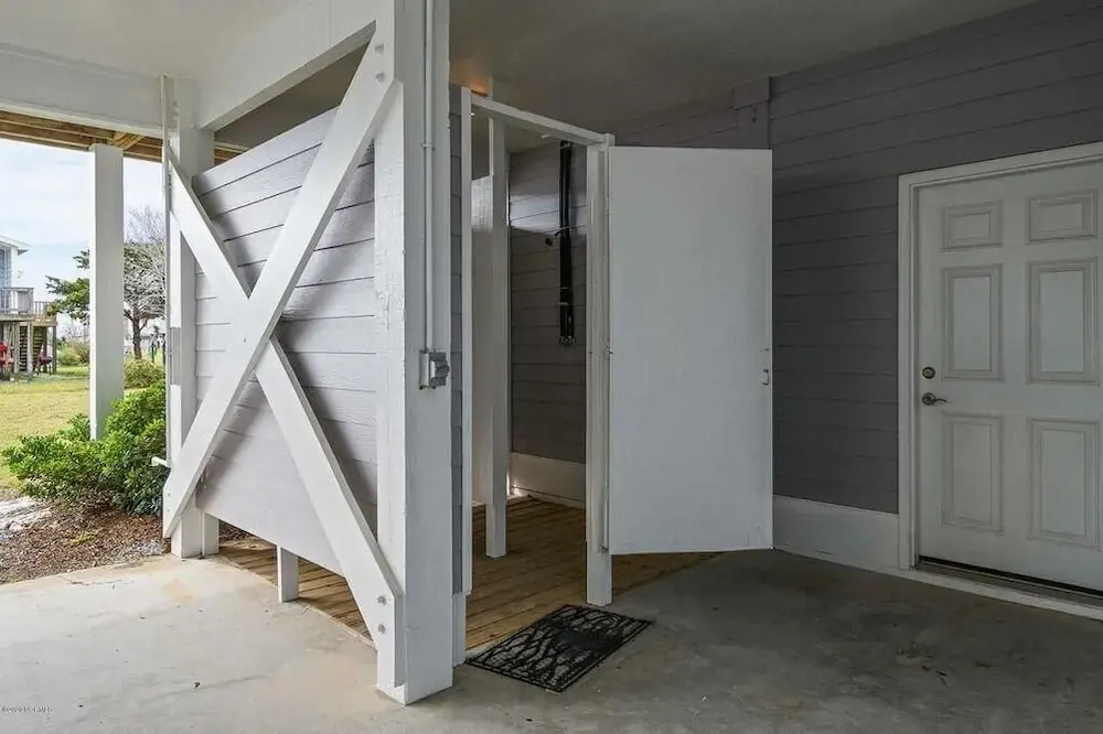 Holden' A Full House 4 Bedroom Home by RedAwning