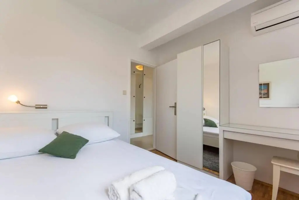 Flora three bedroom apartment. Near beach