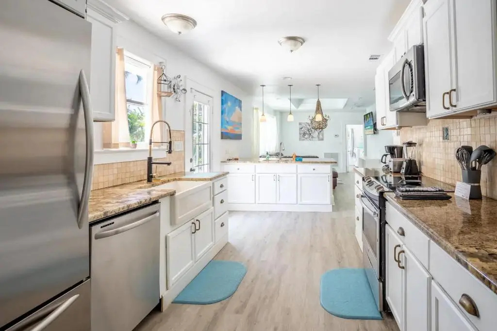 Home blocks from beach on siesta drive with pool Internal name: 617