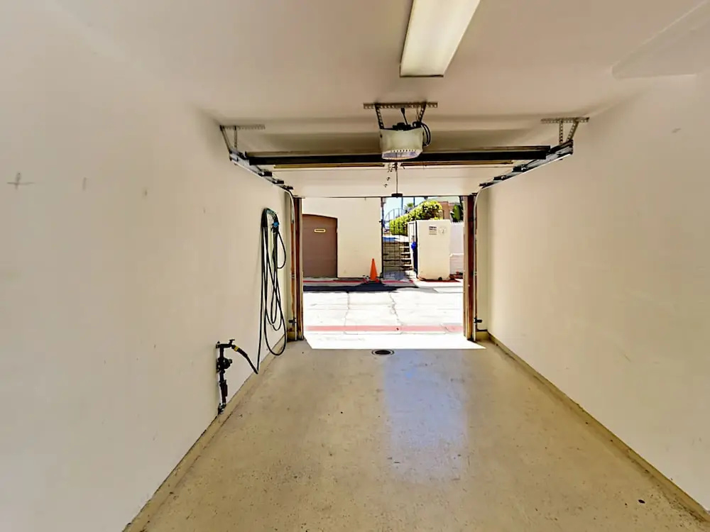 3br W/ Garage & Rooftop Deck - 1 Block To Beach 3 Bedroom Townhouse