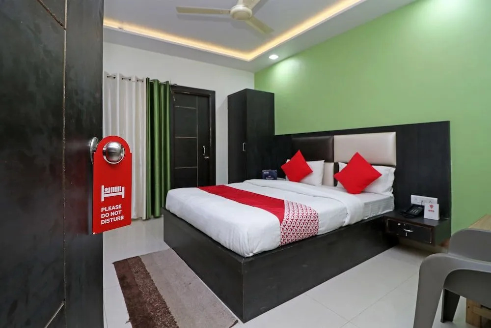 Oyo 33490 Hotel The Orient Tree