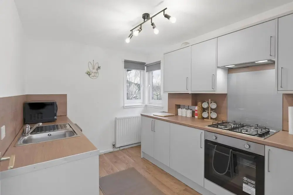 Cozy Edinburgh 2BR With CAR Parking