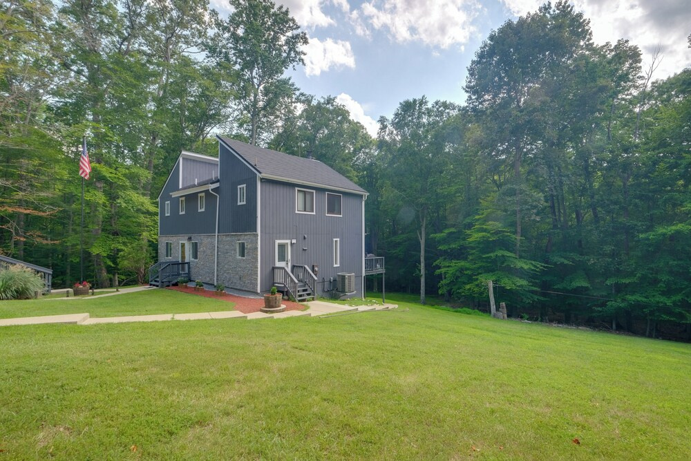 Spacious & Serene Lake Ridge Retreat w/ Game Room!
